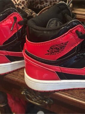 Nike Air Jordan 1 Mid SE Patent Bred Friends & Family Men’s Size 7 555088-010
